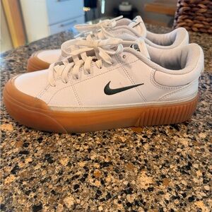 Nike White and forest green NIKE logo  Casual Sneakers SIZE 9.5